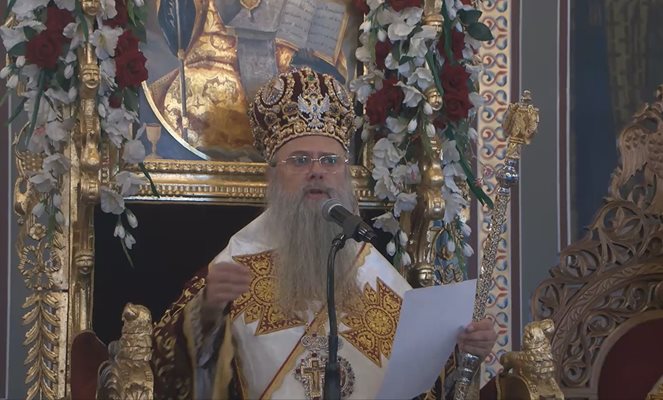 Пловдивският митрополит Николай прочете синодалното пасхално послание.