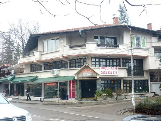 Ресторант "Бялата къща" се намира на видно място в Банкя.