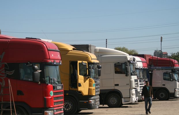 При възходящ пазар и огромно търсене на услугата много камиони на нашите фирми бездействат, защото нямат шофьори.