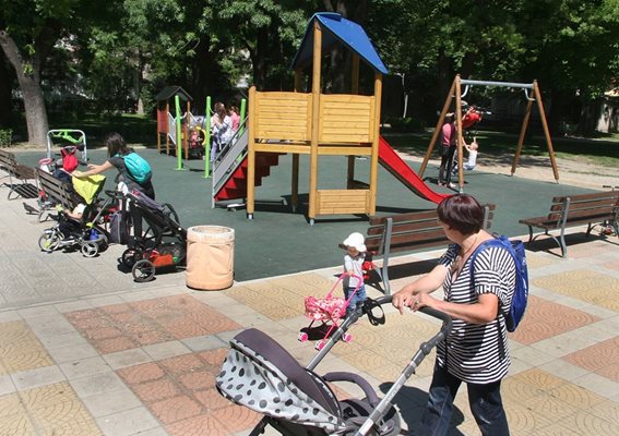 Площадката в парк "Белите брези" се напълни с деца.