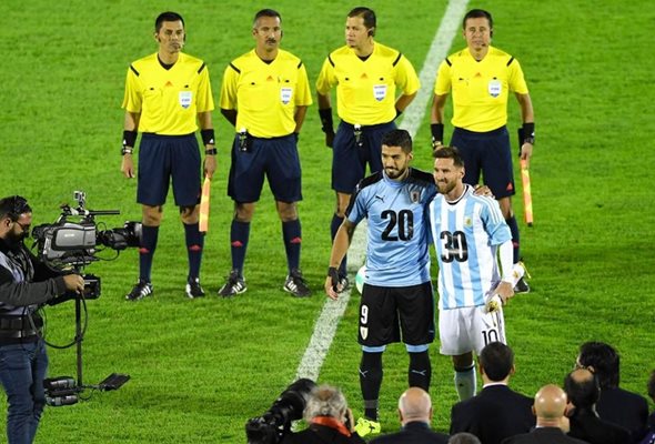 Съотборниците в "Барселона" Лионел Меси и Луис Суарес вече стартираха с кандидатурата на Аржентина, Уругвай и Парагвай за първенството през 2030 г.