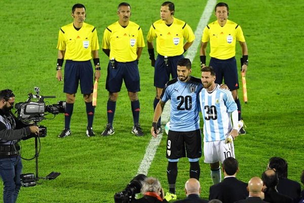 Съотборниците в "Барселона" Лионел Меси и Луис Суарес вече стартираха с кандидатурата на Аржентина, Уругвай и Парагвай за първенството през 2030 г.
