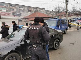 Органите на реда успяха да овладеят ситуацията в "Столипиново" след кървавото убийство. Снимки: 24 часа