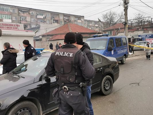 Органите на реда успяха да овладеят ситуацията в "Столипиново" след кървавото убийство. Снимки: 24 часа