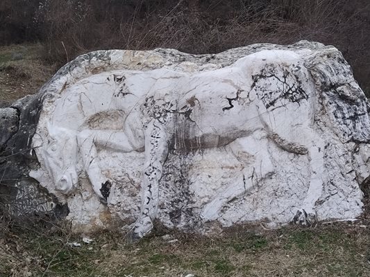 Огромен камък с кон съзряха Петрови при излета си край Кукленския манастир