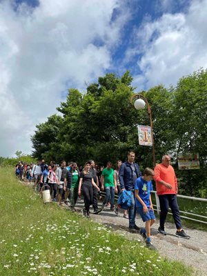 Приоритет на лидера на ГЕРБ Бойко Борисов винаги са младите хора. Затова листите на ГЕРБ за изборите на 11 юли са доминирани от младежи на 20-30 г. Снимката е от 20 юни 2021 г., когато заедно с Борисов младежи и кандидат -депутати от София-област посетиха Вазовата пътека, Своге. 