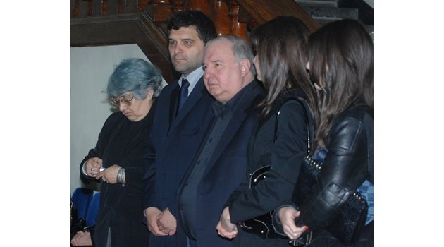 Владимир Живков (в средата) с Тодор Славков (вляво от него) и роднини на погребението на Иван Славков през 2011 г.