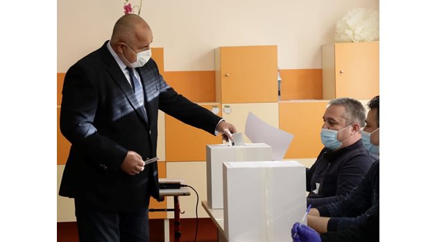 Бойко Борисов гласува в Банкя.