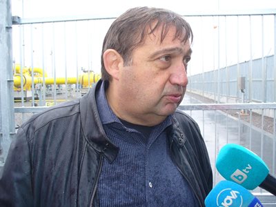 Служебният министър на регионалното развитие и благоустройството арх. Иван Шишков остана днес под дъжда, за да отговори на въпросите на журналистите.
Снимка: Ваньо Стоилов