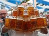 Германец подобри собствения си рекорд за носене на бира (Снимки)