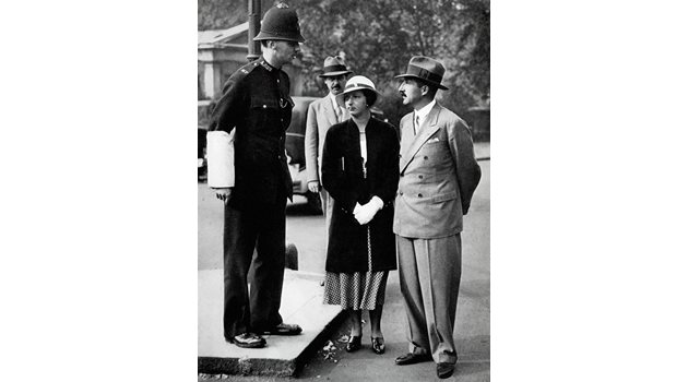 Царят и царицата разговарят с лондонски полицай. Отзад е дворцовият хронист Георги Ханджиев.