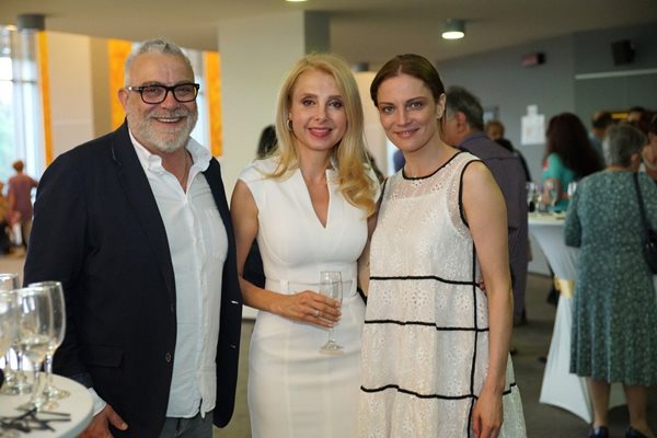 Владо Пенев с директора на фестивала Магдалена Ралчева (в средата) и Теодора Духовникова на шестото издание на “Златната липа” през 2018 г.
СНИМКА:  АРХИВ