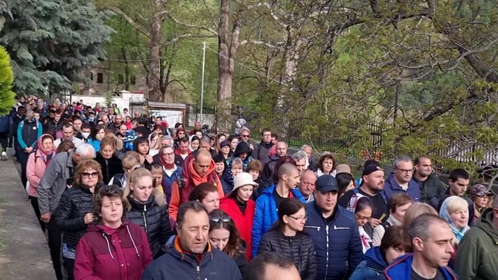 Стотици миряни вървят вдъхновени към местността Клувията.