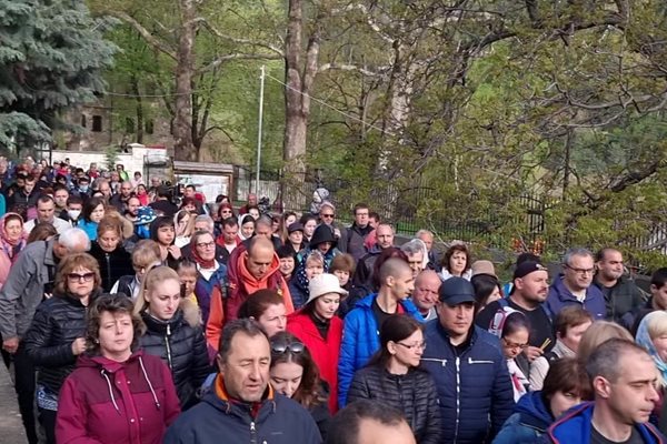 Стотици миряни вървят вдъхновени към местността Клувията.
