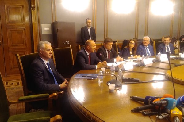 Служебният министър на енергетиката Росен Христов на заседание на комисията