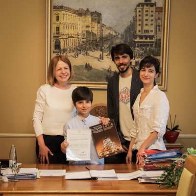 Йорданка Фандъкова награди най-малкия член на “Менса” Иво Кирков