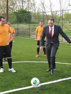 Министър Петър Стойчев игра футбол в Раднево