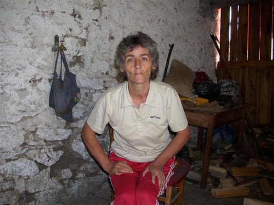 Фикра Парапанова, баба на закланите от Манчо две деца и майка на изгорялата му жена Биляна, разказва как живеят след трагедията.