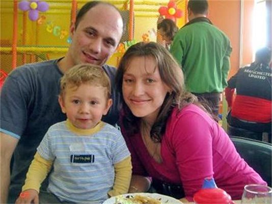Радослава, Стоян и двегодишният Дани на рождения му ден на 5 април - 16 дни преди да почине.
СНИМКА: АРХИВ НА СЕМЕЙСТВОТО