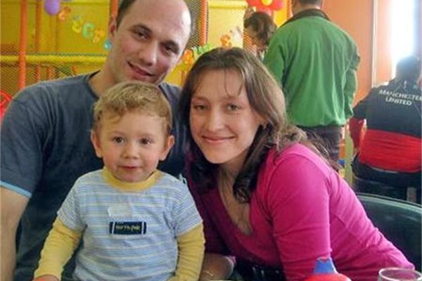 Радослава, Стоян и двегодишният Дани на рождения му ден на 5 април - 16 дни преди да почине.
СНИМКА: АРХИВ НА СЕМЕЙСТВОТО