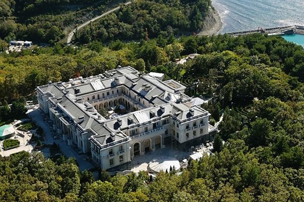 Цената на луксозния дворец, приписван на Путин надхвърля 1 млрд. евро.