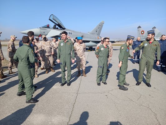 Испанските военни в базата в Граф Игнатиево.