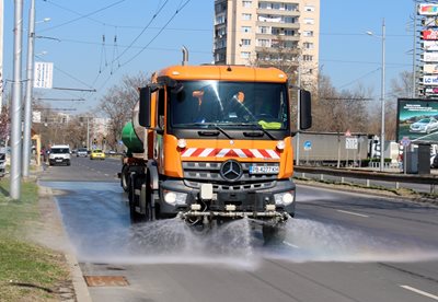 Пролетното миене на пловдивските улици продължава.