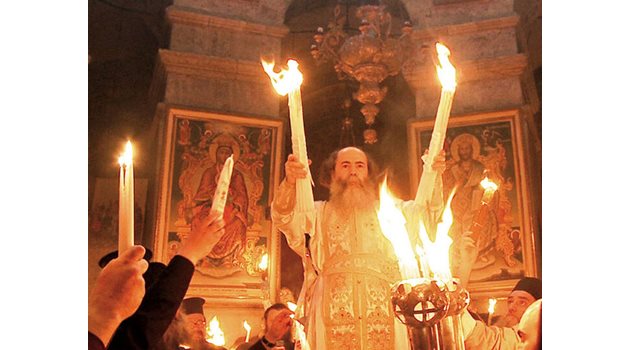 Патриарх Теофил III с Благодатния огън на Божи гроб