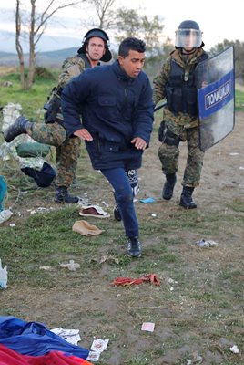 Имигрант опитва да избяга от македонски полицаи.