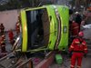 Туристически автобус се разби близо до Лима, най-малко 9 загинали (Видео)