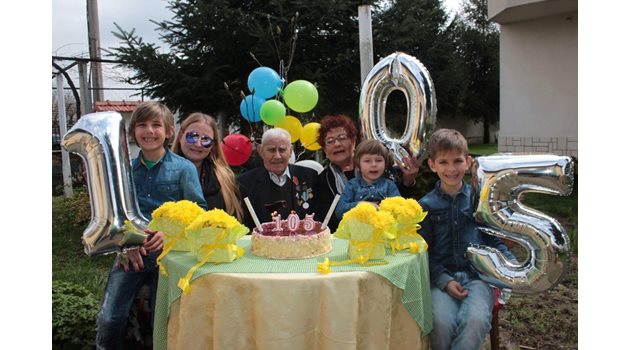 Дълголетникът на 105-ия си рожден ден заедно с близките си