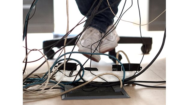 Необезопасени кабели в офисите са сред най-разпространените причини за смърт и нараняване на работници.  СНИМКА: ДЕСИСЛАВА КУЛЕЛИЕВА