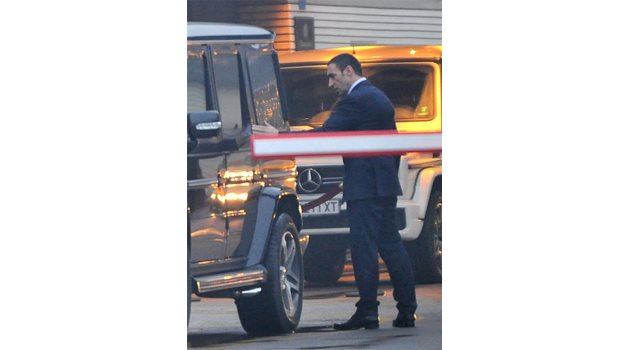 Жоро Шопа се качва в джипа си на паркинга пред хотел “Маринела”, когато нито той, нито Арабаджиеви имаха проблеми с правосъдието.  СНИМКА: “БЪЛГАРИЯ ДНЕС”