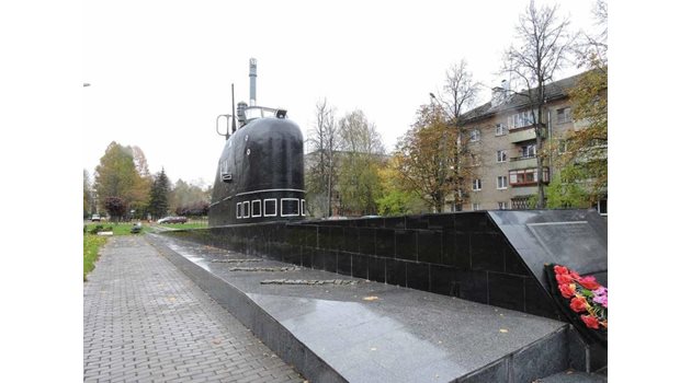 Паметникът на загиналия екипаж през 2000 г. в инцидента с "Курск".