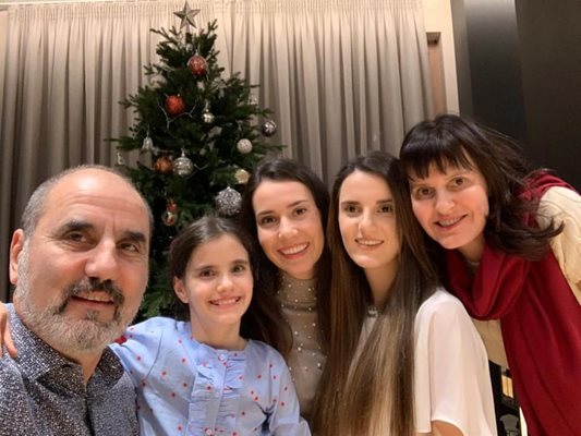 Цветан Цветанов със семейството си на Бъдни вечер СНИМКА: Фейсбук/Tsvetan Tsvetanov