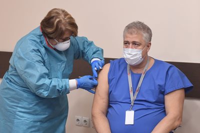 Professor Asen Baltov is vaccinated against COVID-19 c 