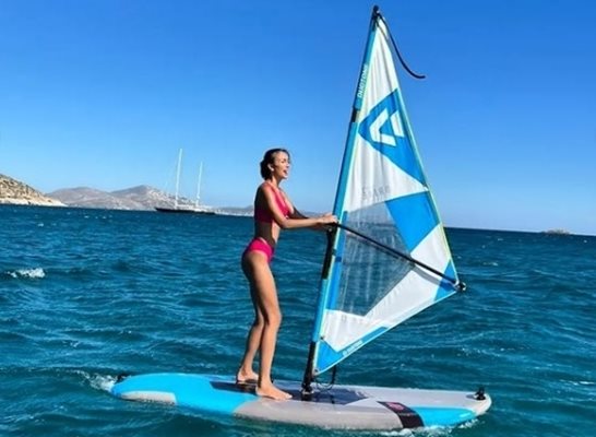 Александра Богданска се учи да кара уиндсърф в Гърция