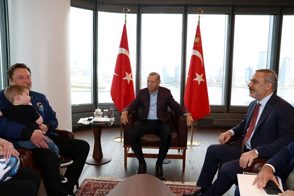 Илон Мъск със сина си по време на срещата с турския президент и турския външен министър СНИМКА: Ройтерс