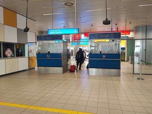 Граничните гишета на летище София са празни, а пътниците буквално прелитат покрай тях.