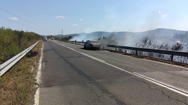 Пламналият в движение автовобил.