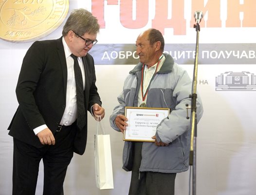 Борислав Зюмбюлев връчи наградата на Асен Канджиев, дядото, който продаде магарето си, за да плати глоба, а след това дари болно дете.