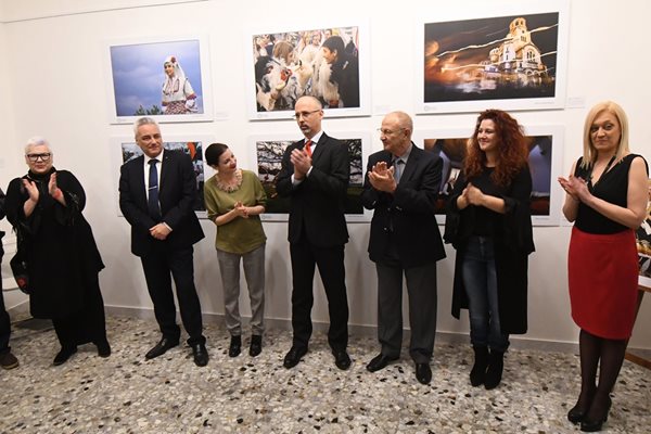 Известният фотограф Евгени Димитров (на снимката в средата) е сред инициаторите на изложбата в Рим. На откриването бяха двама посланици.