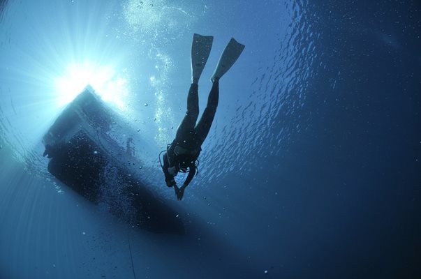 Водолази извадиха седем тела на мигранти от морето край остров Лампедуза