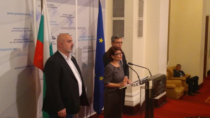 Председателката на парламентарната група на ГЕРБ Десислава Атанасова заедно с депутатите Маноил Манев (в ляво) и Тома Биков.