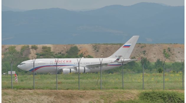 Това е единият от самолетите, на който дипломатите ще се върна обратно в Русия