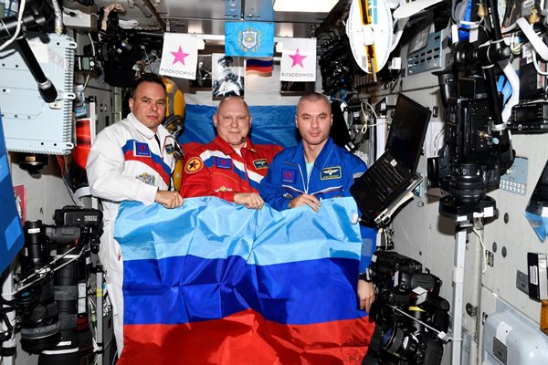 Руските космонавти на МКС празнуват превземането на източноукраинския регион Луганск.
СНИМКИ: РОЙТЕРС