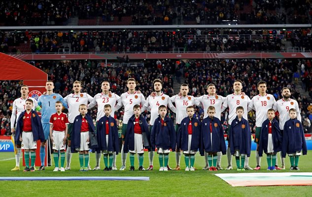 Националите пеят химна преди мача в Будапеща.