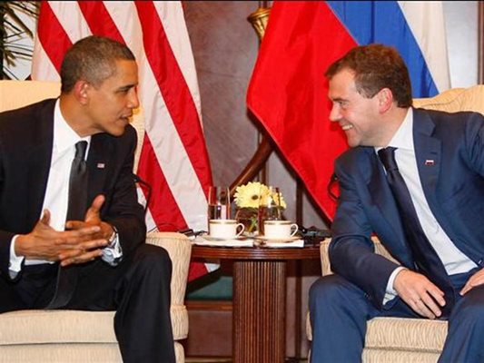Американският президент Барак Обама разговаря с руския си колега Дмитрий Медведев по време на срещата на високо равнище на Азиатско-тихоокеанския икономически форум в Сингапур. Двамата обявиха, че са решени да постигнат нов двустранен договор за ядрено разоръжаване до 5 декември.
