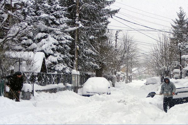Вътрешните улици в повечето врачански квартали бяха затрупани от 36 см сняг и останаха на грижата единствено на обитателите им.