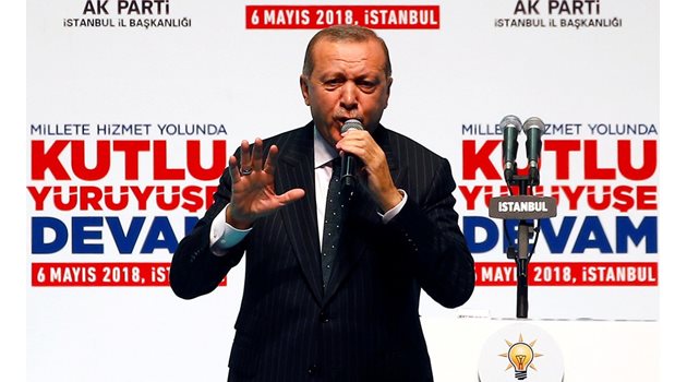 Турският президент Реджеп Тайип Ердоган представи днес предизборната си програма пред хиляди свои привърженици в Истанбул. Снимка РОЙТЕРС